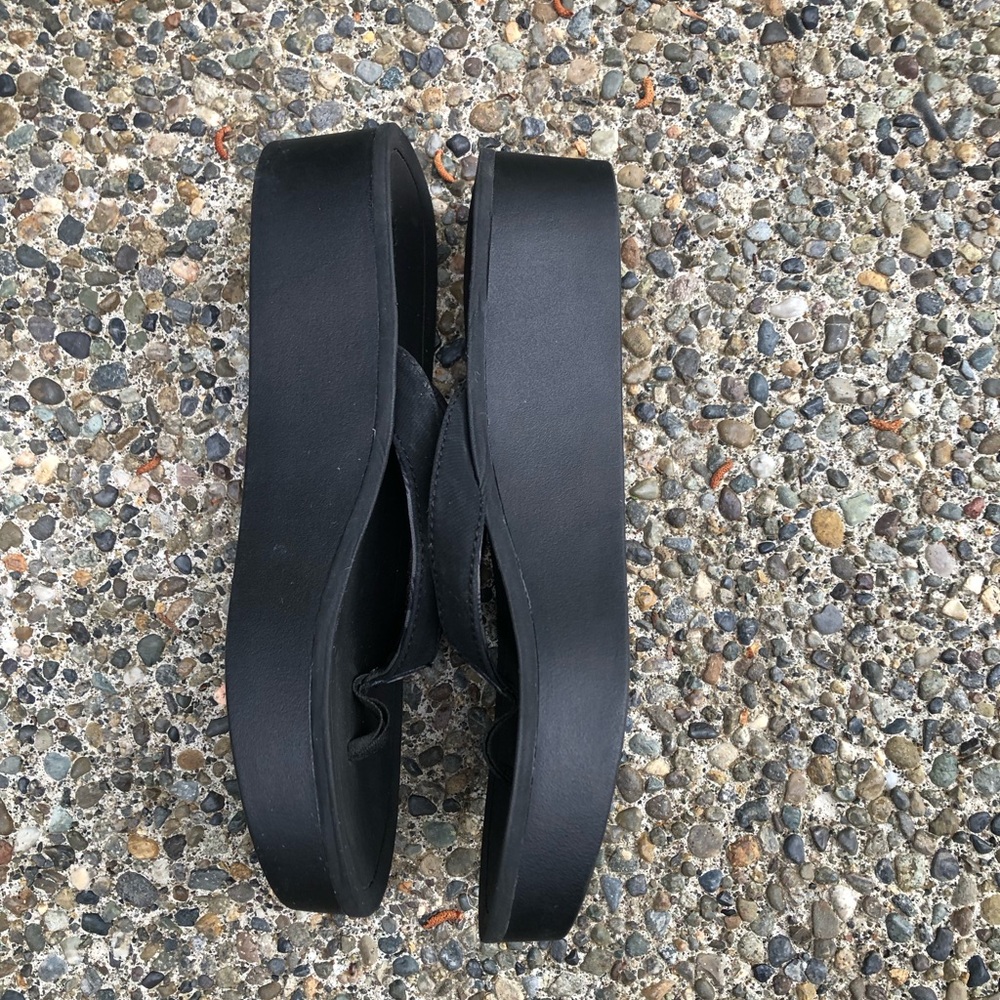 OluKai Women’s Pio Lua Black Wedge Flip Flop Sandal size 8 - Picture 6 of 9